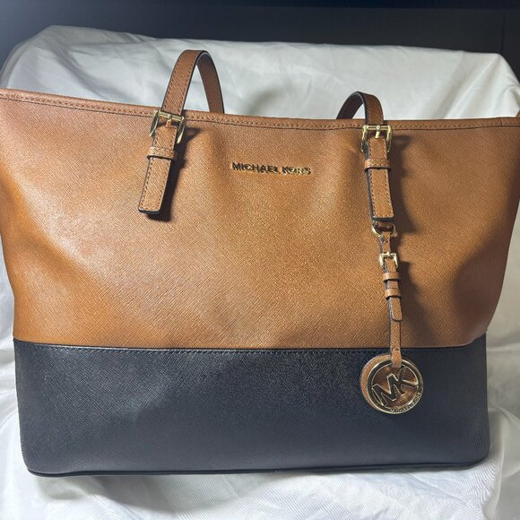 Michael Kors Handbags - Large Michael Kors Shoulder Bag.  Discount Shipping